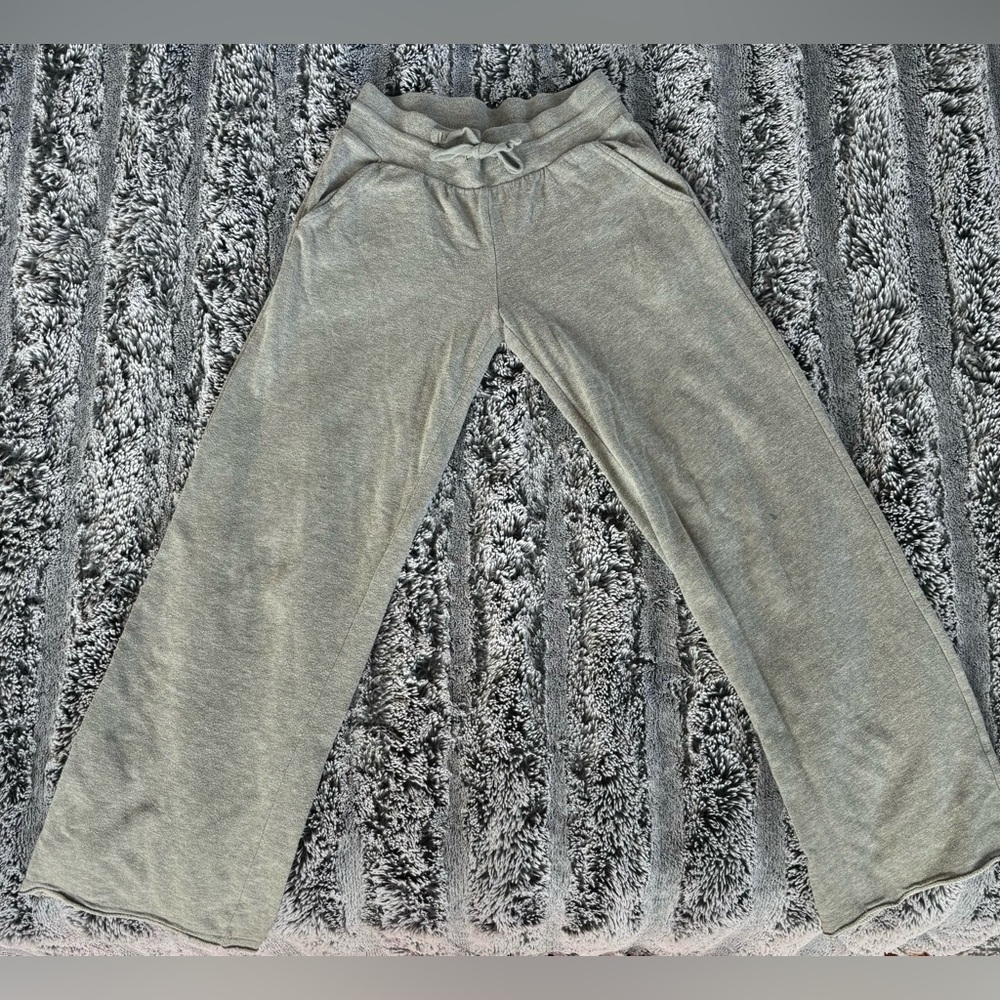 Wide-leg sweats